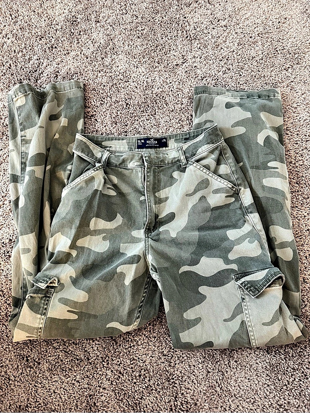 Hollister Ultra High-Rise Mom jean Camo Cargo Shorts Size 5L/4L